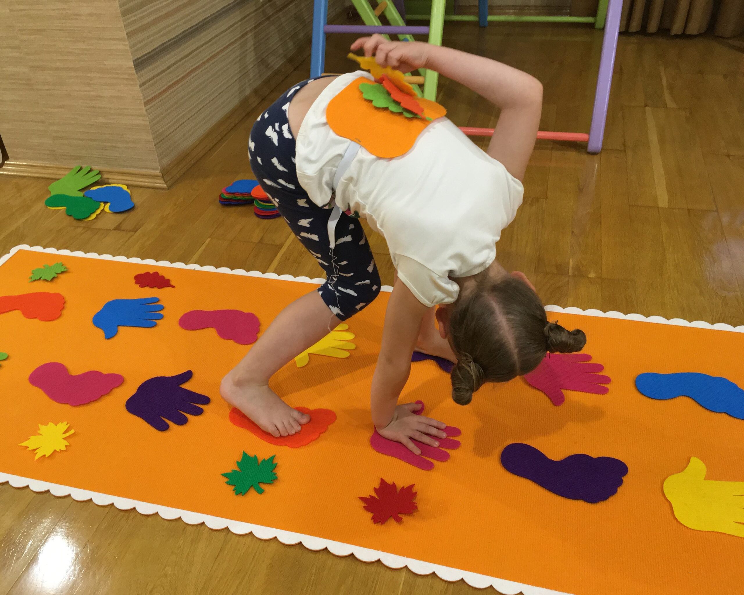 Ортопедичний ігровий килимок "Ручки-ніжки" на липучках Fidget Feet® “Standard”, зелений